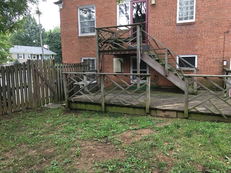 Backyard - 2001 N Glebe Rd