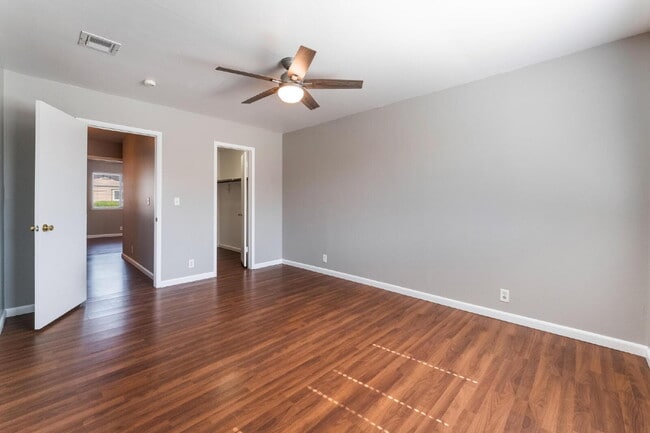 Building Photo - "Charming 3-Bed Oasis with 2 Full Baths in Vibrant Las Vegas - 1315 Sq Ft of Comfort!"