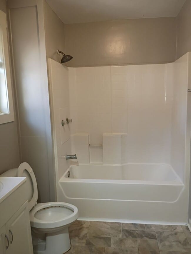 Building Photo - MOVE IN READY