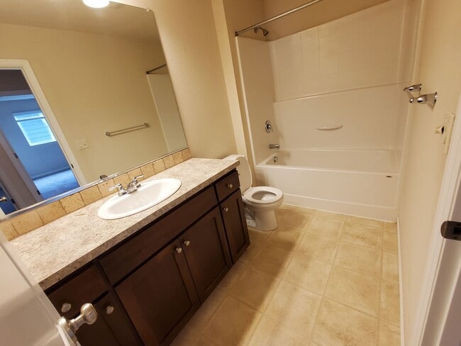 Building Photo - Dog Friendly 4 Bed, 3 Bath Home in North Albany!