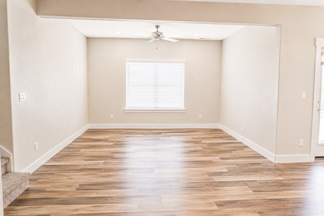Building Photo - Lovely Townhouse For Rent