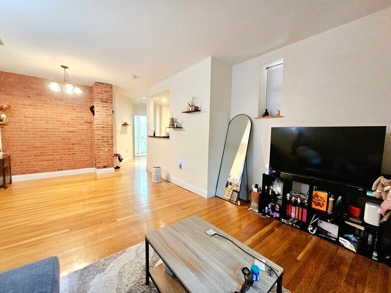 Building Photo - 84 Gainsborough St