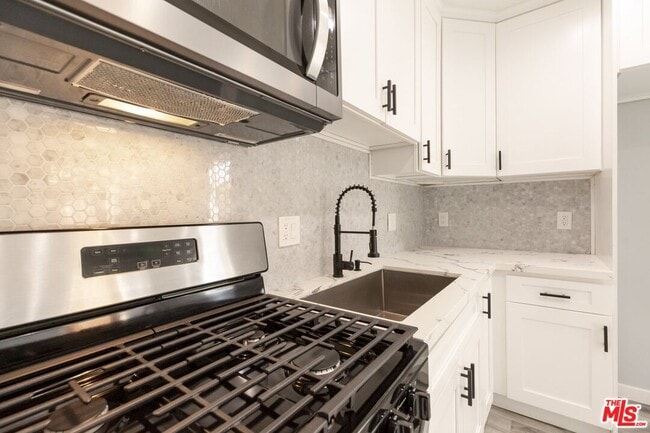 Building Photo - 7420 Vanalden Ave