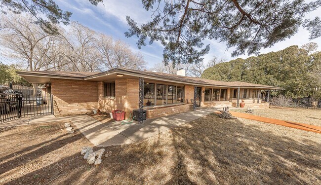 Building Photo - Stunning 4 Bed 3 Bath with a Pool!