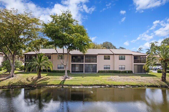 Building Photo - 9267 Vista Del Lago