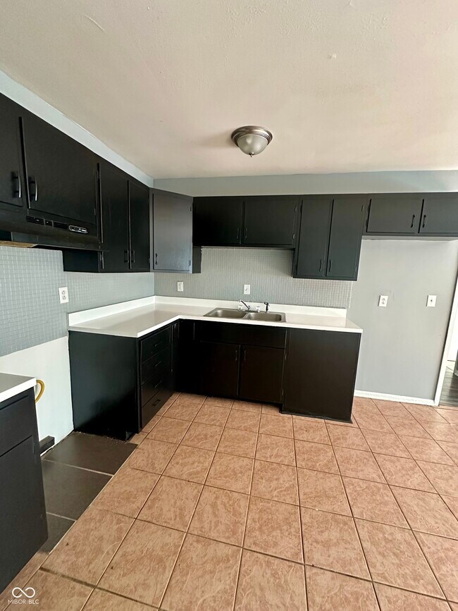 Building Photo - 3921 Malibu Dr