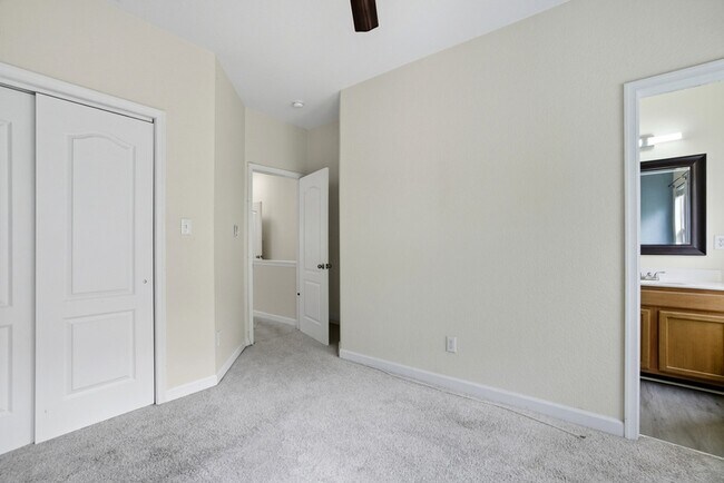 Building Photo - 230 Paradise Dr