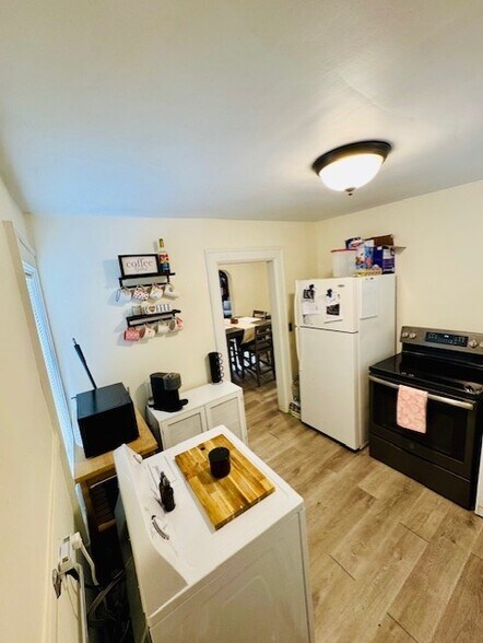 Building Photo - 826 7th St S