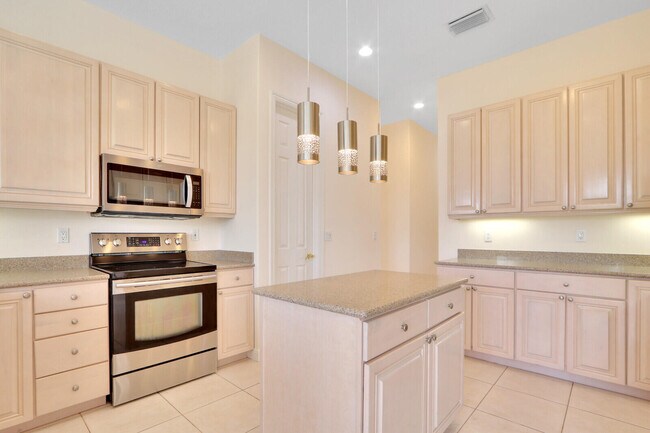Building Photo - 1252 SW Bent Pine Cove