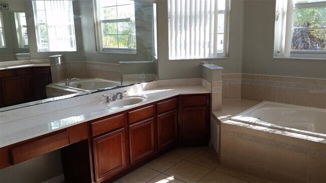 Building Photo - 3504 Somerset Cir