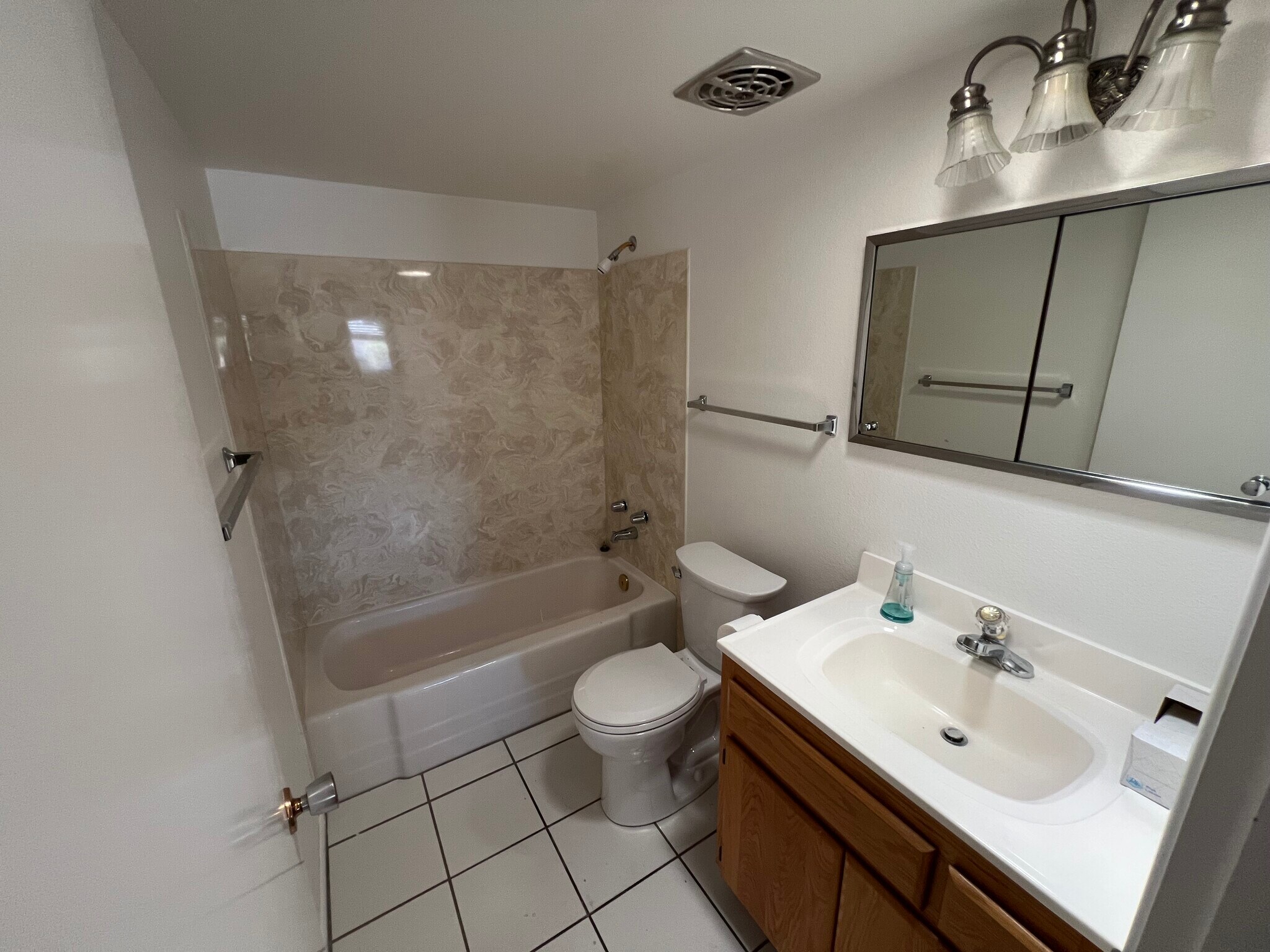 Building Photo - 848 S Saranac Ave