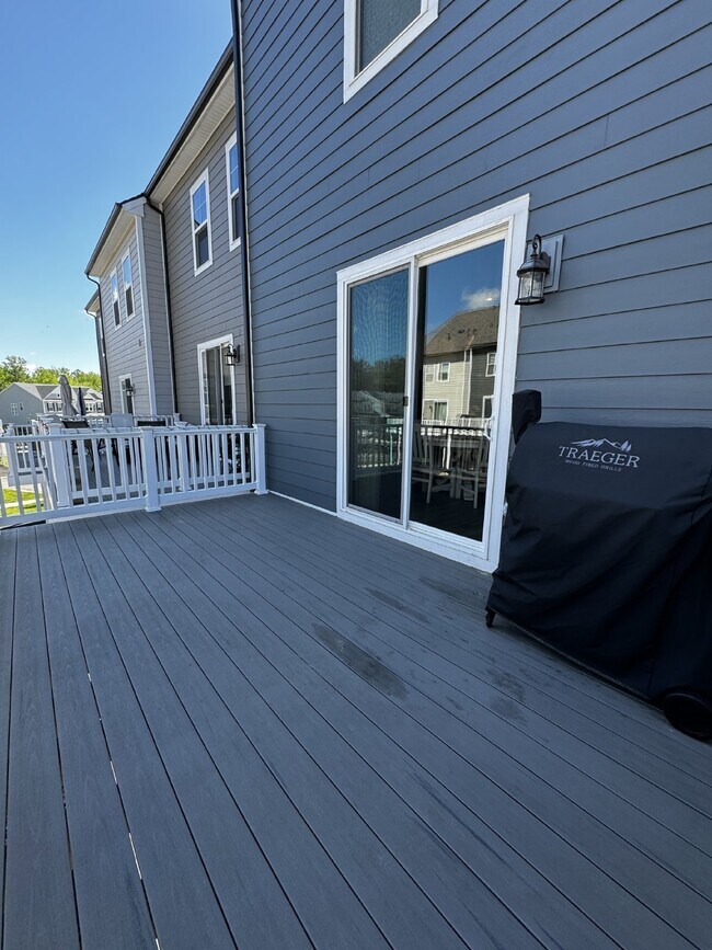 Building Photo - Luxurious 4-Bedroom Townhouse with 3.5 Bat...