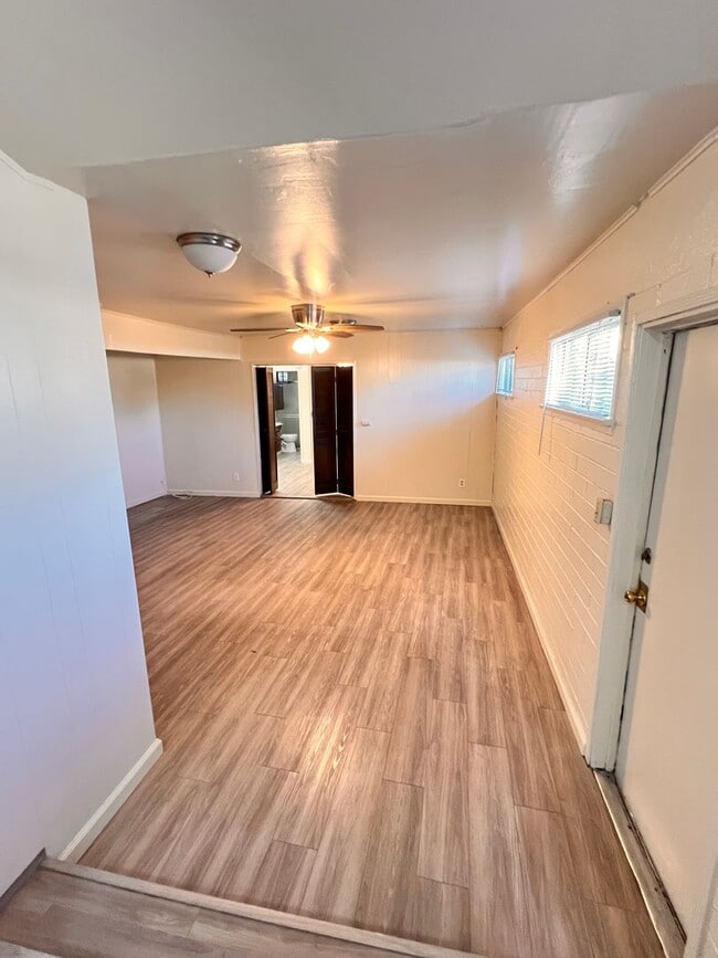 Building Photo - Central Bakersfield Home