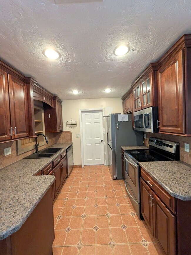 Building Photo - Lovely large 2/2/1 in Beverly HIlls