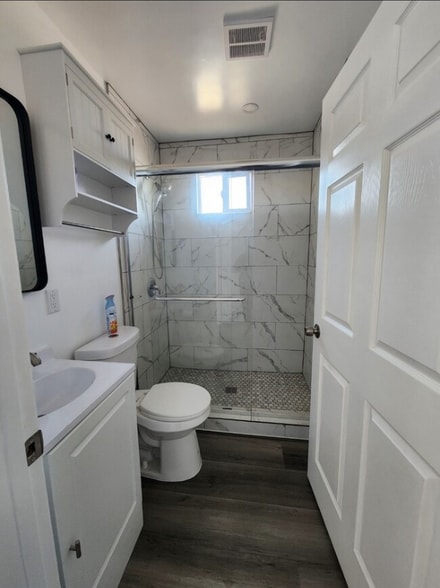 Building Photo - 1531 W 71st St