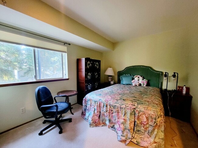 Building Photo - Stunning 4bd centrally located in desirable Ridgetop area