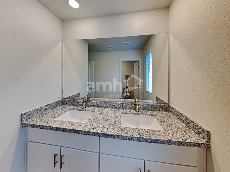 Building Photo - 9585 Harkes Dr