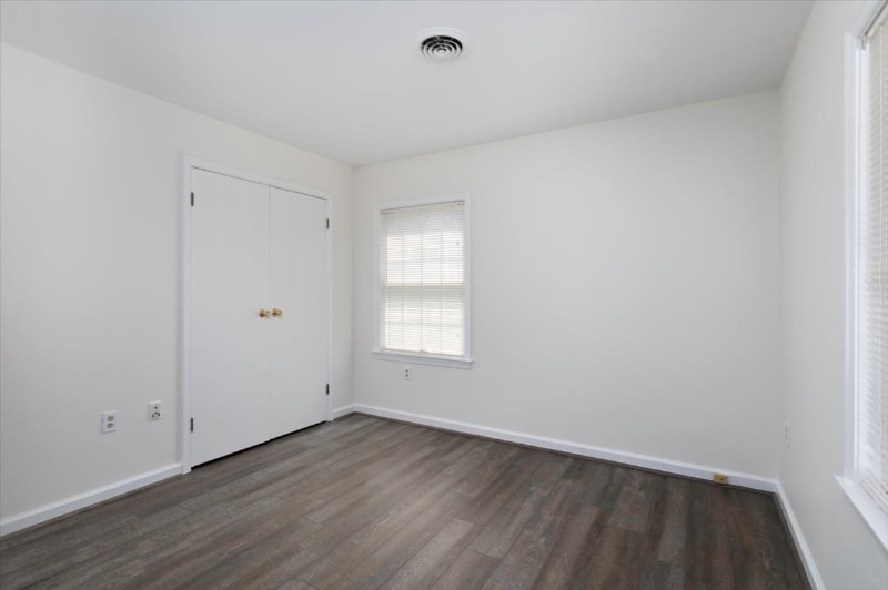 Building Photo - 129a Manor Ave N