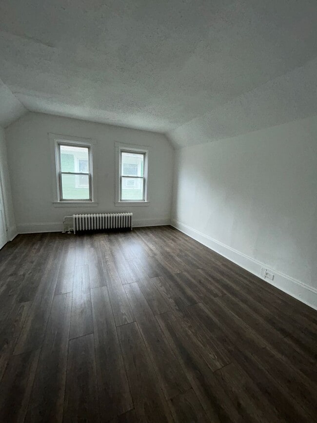 Building Photo - 5 bed 2 bath