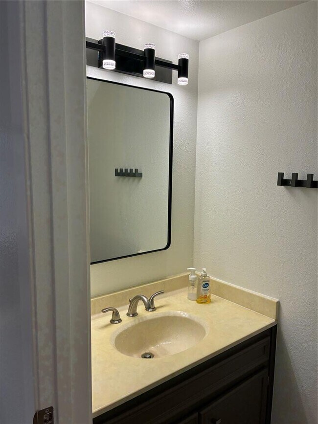 Building Photo - 5604 Woodrow Ave