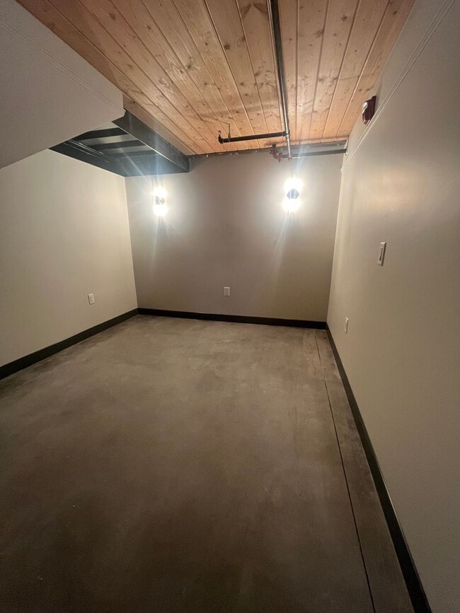 Building Photo - 1 Bedroom 1-Bathroom W/ Large Loft (2nd Bedroom or workspace)