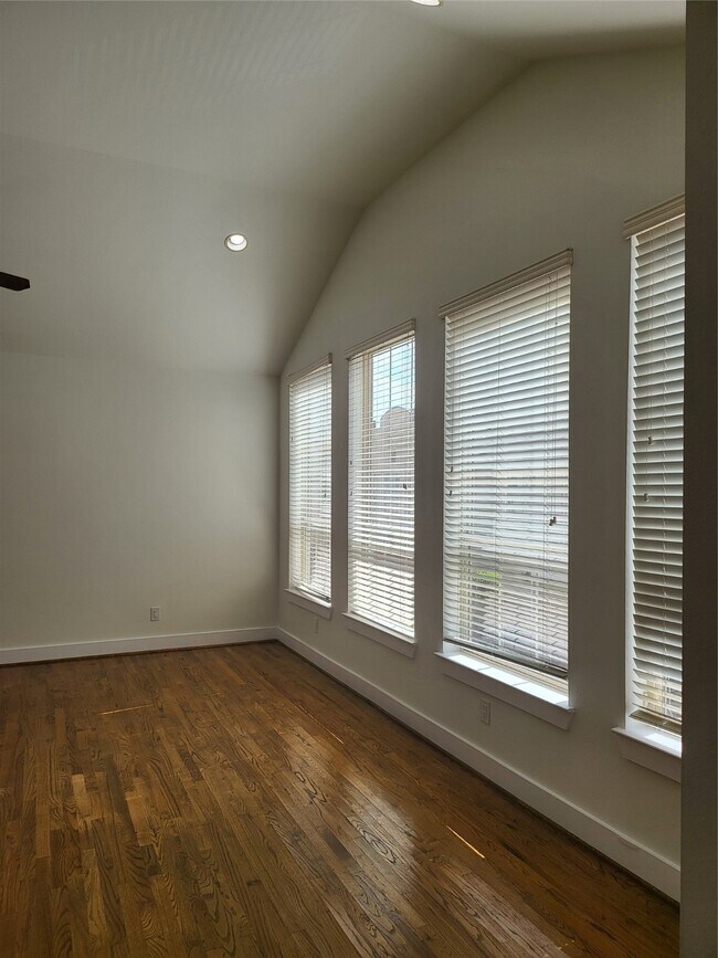 Building Photo - 2423 Roufa Rd