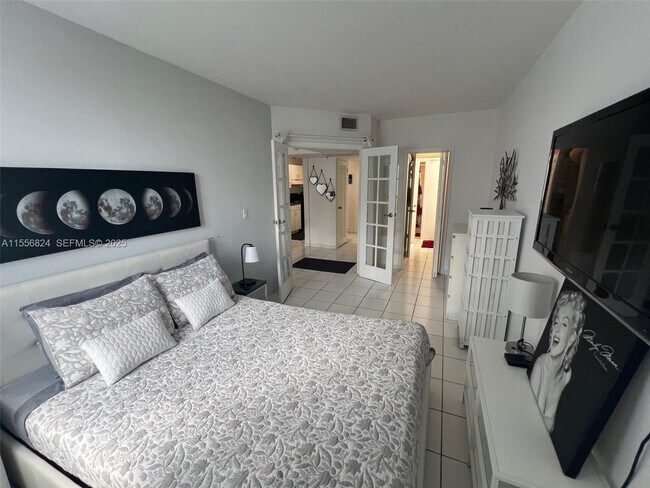 Building Photo - 100 Lincoln Rd