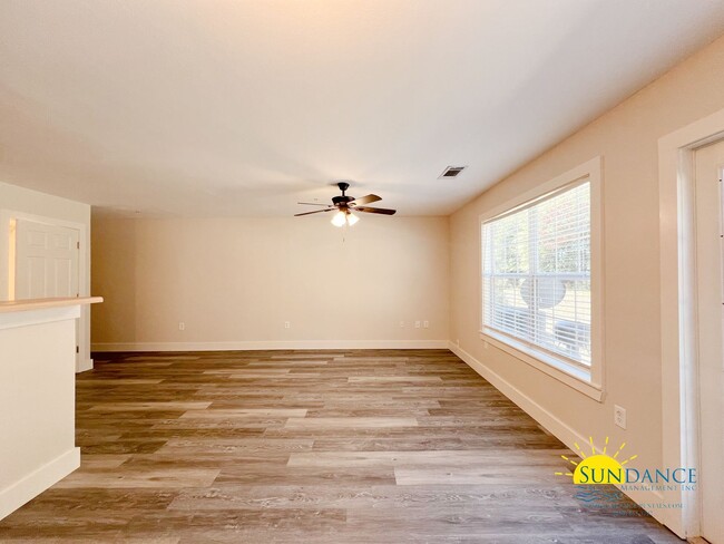 Building Photo - Spacious 3 Bedroom Townhome in Crestview!