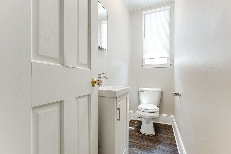 First floor 1/2 bathroom - 1224 7th St W