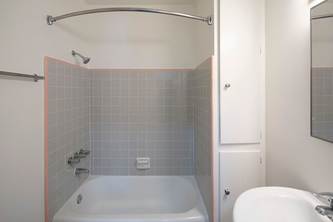 Building Photo - Large Studio in Mission Hills + Parking an...
