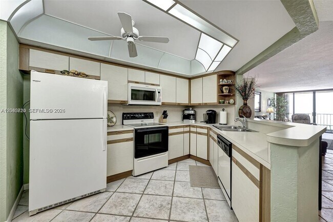 Building Photo - 9650 S Ocean Dr