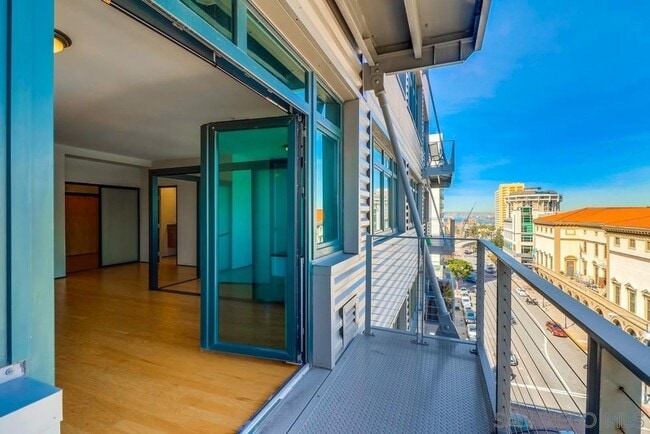 Building Photo - 2 bedroom downtown, 2 bath and 2 parking spaces.  View! (Solara Lofts)