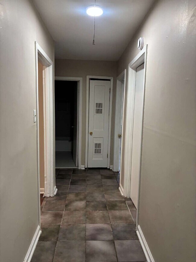Building Photo - "Charming Living in Memphis: Cozy home with 1 Full Bath!"