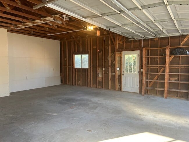 Building Photo - Modern Auburn Retreat—Fully Renovated 3BR ...