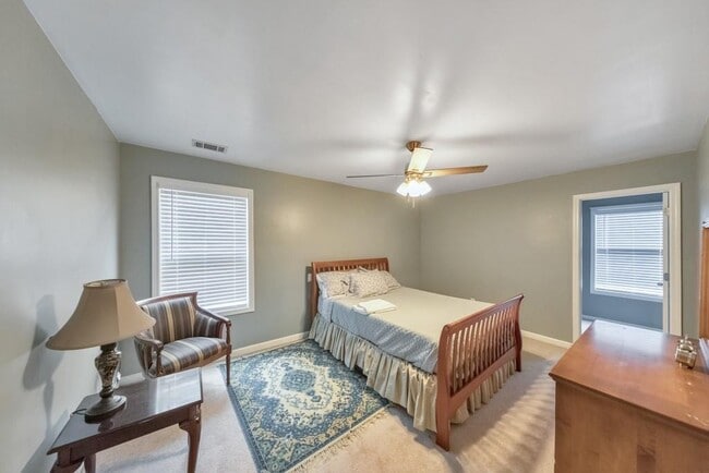 Building Photo - 179 Holbrook Dr