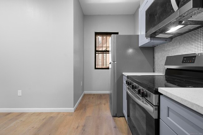 Building Photo - 140 Grand St