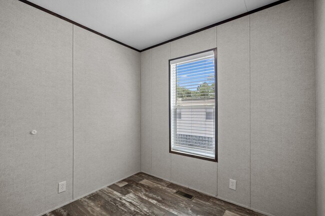 Building Photo - 2039 Elmwood St SW