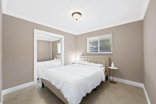 Building Photo - 1120 Renmar Dr