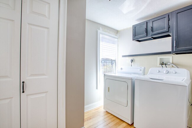 Building Photo - Lovely 2 Bedroom Single Family Home in Historic Monroe District