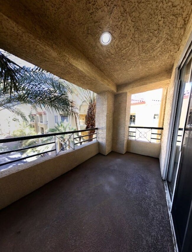 Building Photo - 1 Bedroom Condo In A Luxurious Community!!