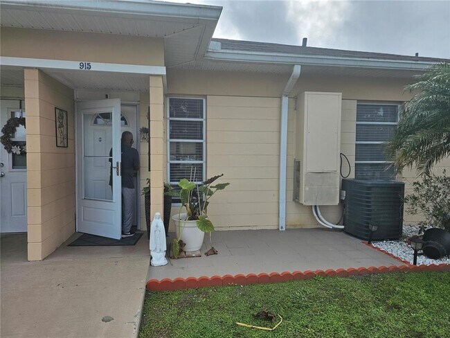 Building Photo - 915 Club Cir