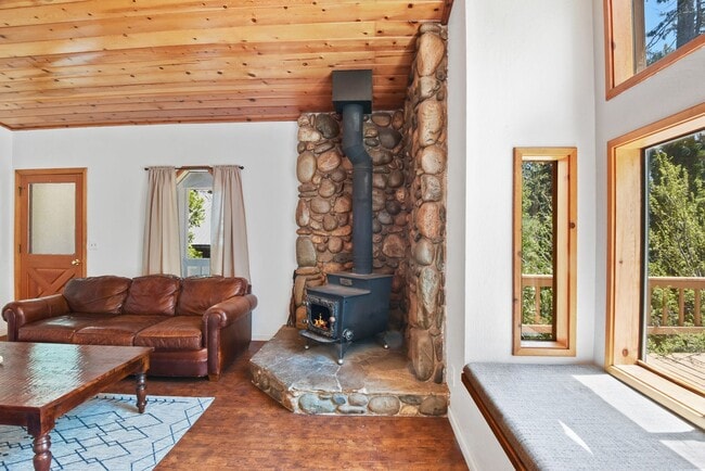 Building Photo - Cozy Armstrong Tract Long Term Furnished L...