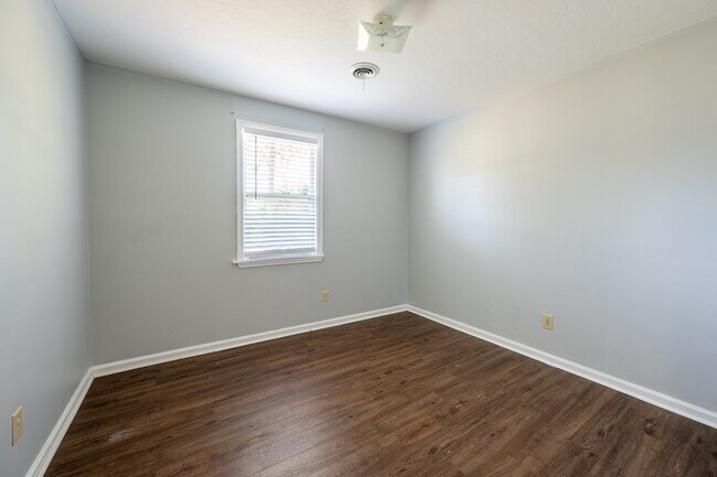 Building Photo - 2305 Oketo Dr