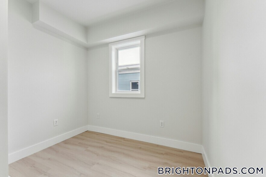 Building Photo - 47 Brackett St