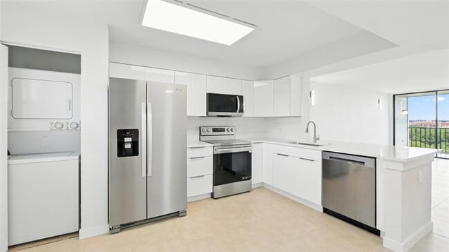 Building Photo - 900 Cove Cay Dr