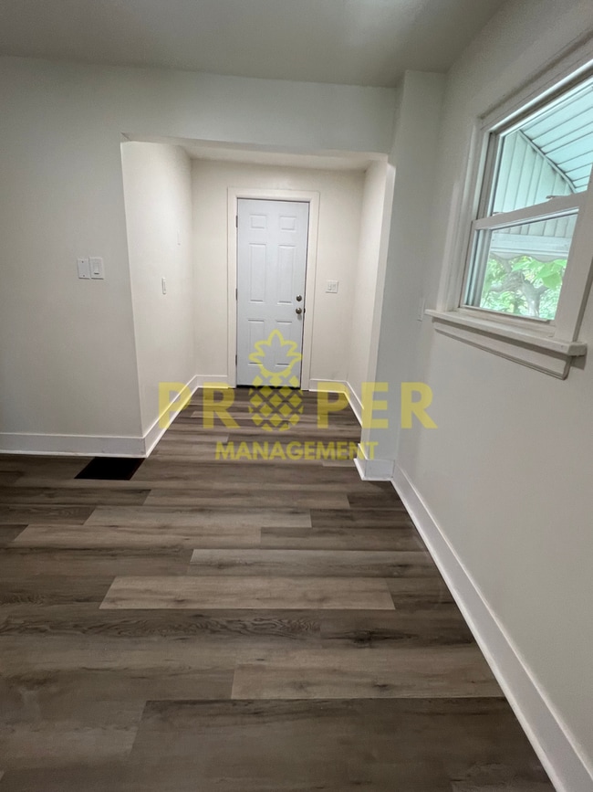 Building Photo - 3 bedrooms 1 bathroom house
