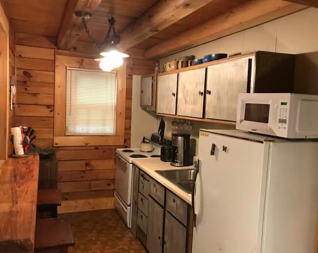 Building Photo - 84 Bear Wallow Dr