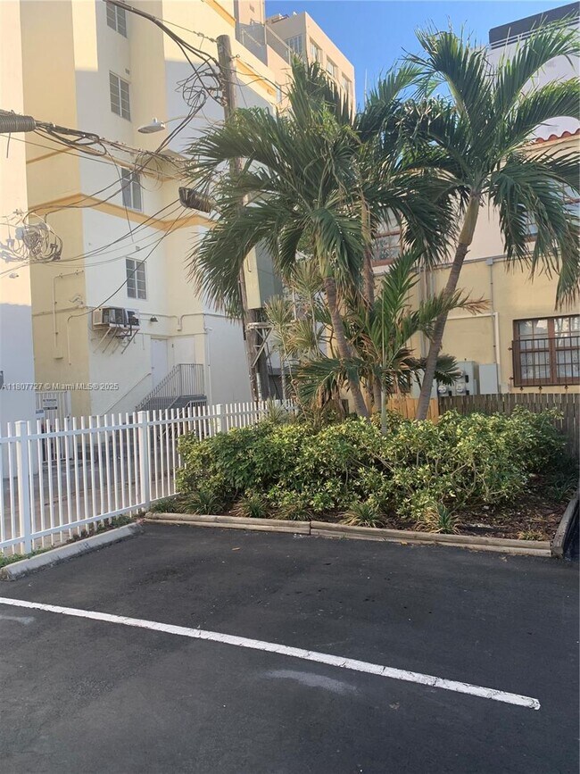 Building Photo - 1255 Collins Ave