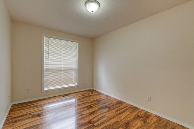 Building Photo - Newly Renovated 3 Bedroom in Oak Harbor