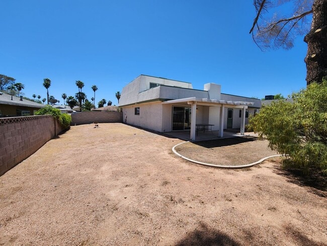 Building Photo - 4 Bedroom Two-Story Home with Downstairs Primary Bedroom & Fireplace